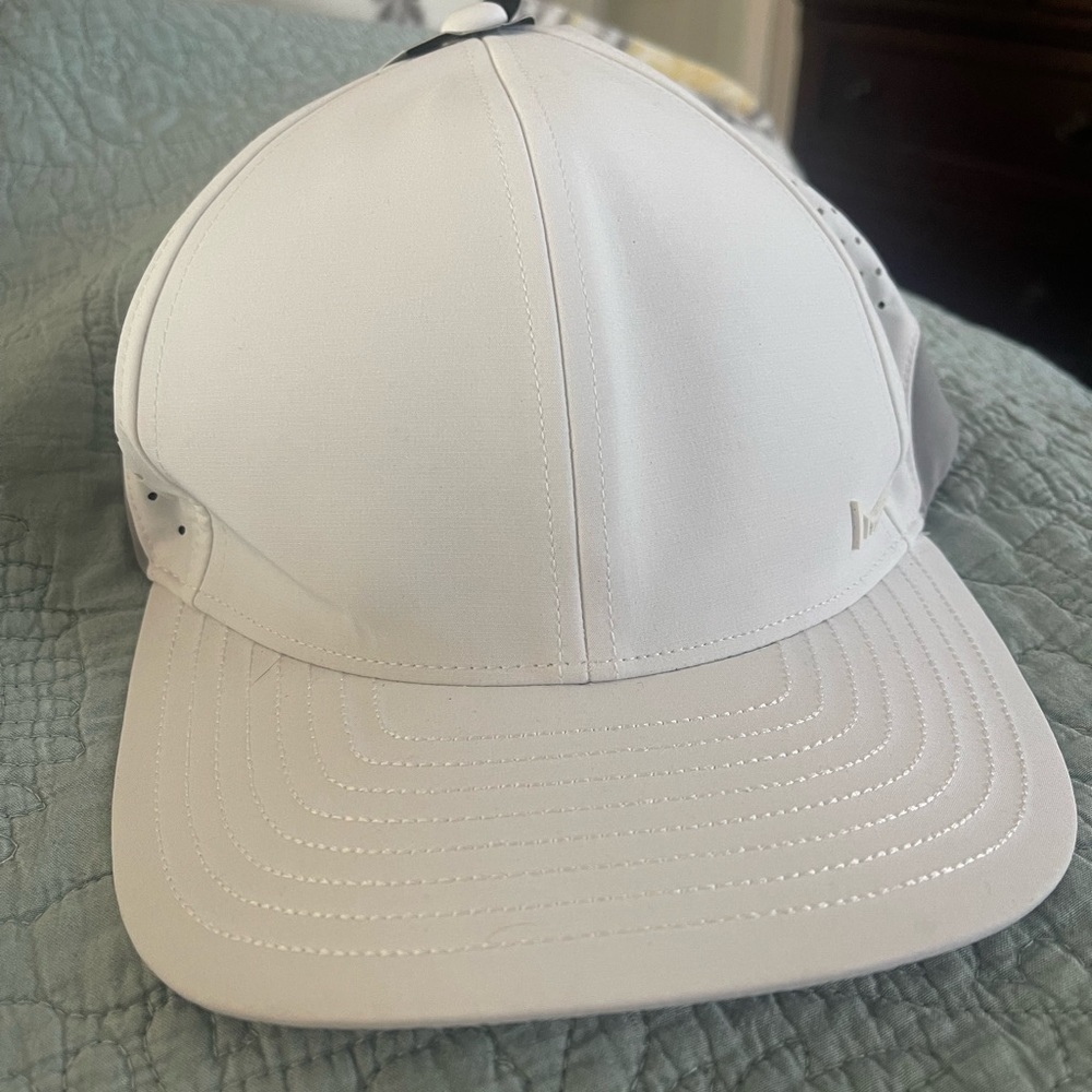 Melin Hydro mflex performance hat 58cm in white/grey. Brand new with tag.